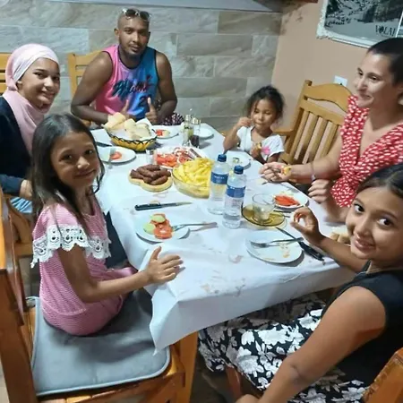 Gasthof Bar Restaurant Hotel&camping Vellezerit Gjelaj