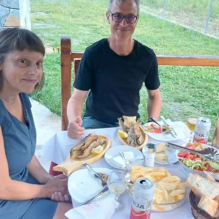 بيت ضيافة Bar Restaurant & Vellezerit Gjelaj Vukel